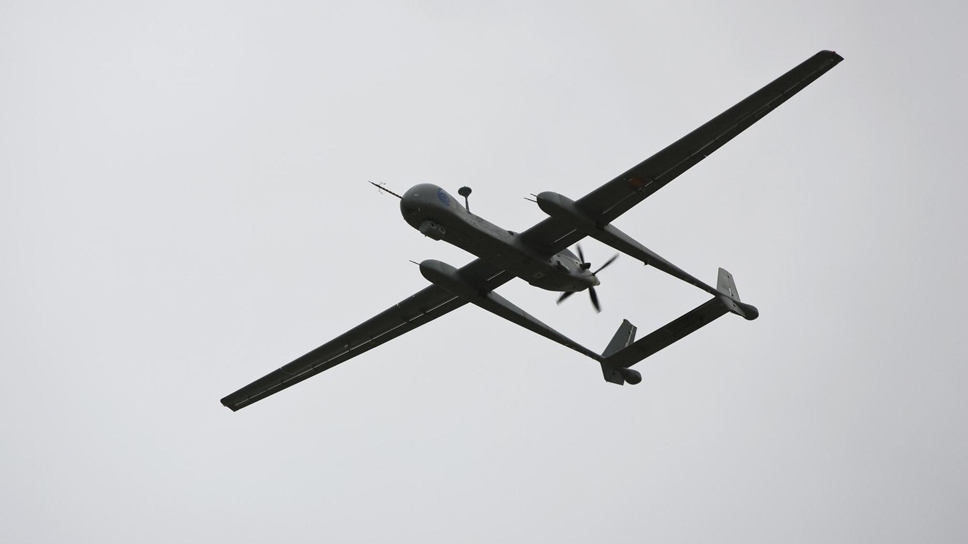 Eine israelische Kampfdrohne vom Typ Heron TP, auch bekannt als IAI Eitan, fliegt in der Luft. Eine israelische Kampfdrohne vom Typ Heron TP, auch bekannt als IAI Eitan, fliegt in der Luft.