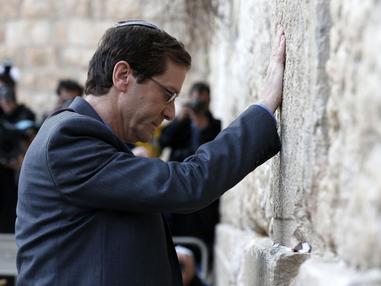 Israels Oppositionsführer Jizchak Herzog, Vorsitzender der Arbeiterpartei, an der Klagemauer in Jerusalem
