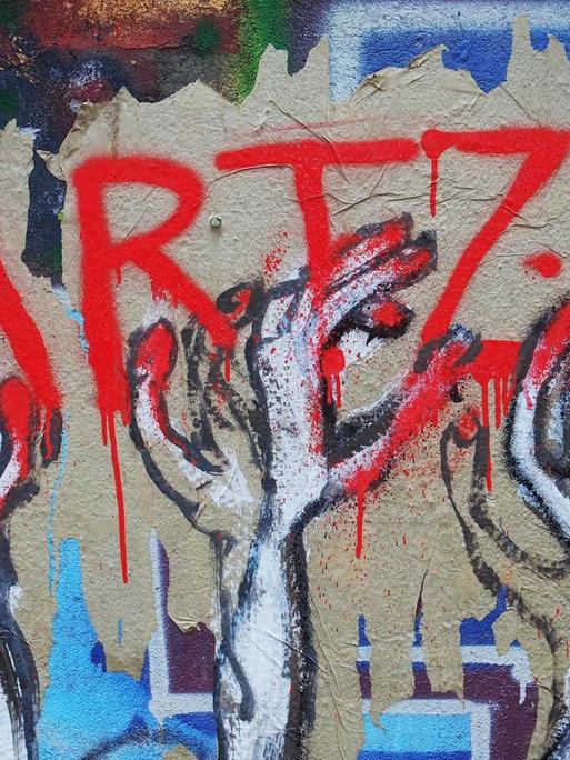 Das Bild zeigt ein Graffiti in Berlin, das die Hartz-IV-Gesetze kritisiert.