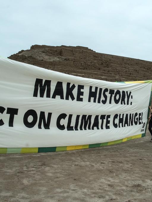 Umweltaktivisten mit einem Appell zum Weltklimagipfe in Lima