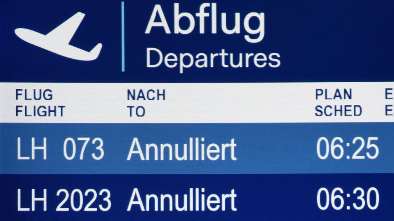 Auf einer Anzeigetafel werden am 07.11.2015 in Düsseldorf (Nordrhein-Westfalen) Lufthansa Flüge aufgrund des Flugbegleiter-Streiks als annulliert angezeigt.