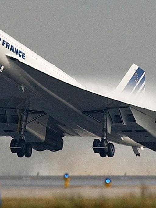 Archivbild vom 07.11.2002 zeigt eine startende Concorde der Air France vom Pariser Flughafen Charles de Gaulle.