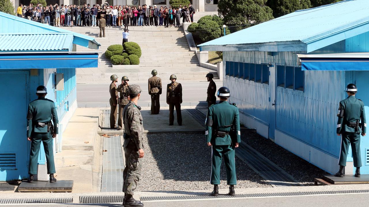 Südkoreranische (im Vordergrund) und nordkoreanische Soldaten stehen sich in der Demilitarisierten Zone an den Blauen Baracken an der Grenze zu Nordkorea gegenüber.