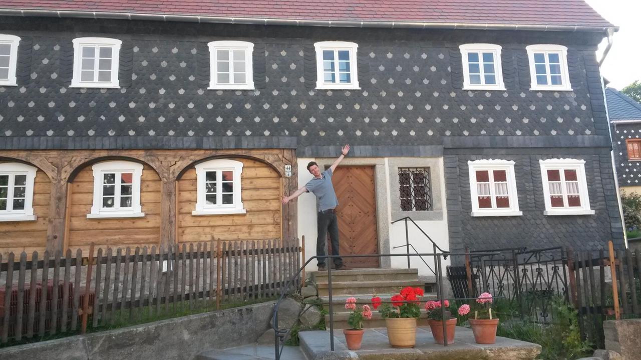 Jens Nieders vor seinem frisch restaurierten Umgebindehäuschen in Obercunnersdorf.