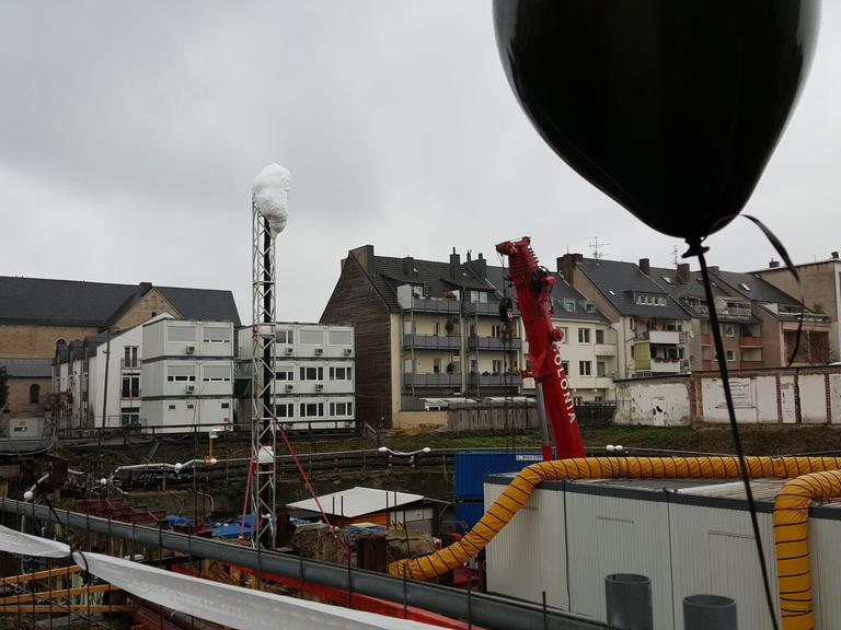 Schwarze Luftballons sollen bei der Eröffnung der Nord-Süd-Bahn-Linie 17 in Köln an die durch den Einsturz des Kölner Stadtarchivs im März 2009 getöteten Menschen erinnern.