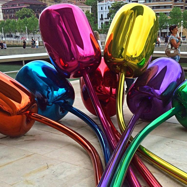 Das Kunstwerk "Tulpen" von Jeff Koons vor dem Guggenheim Museum Bilbao