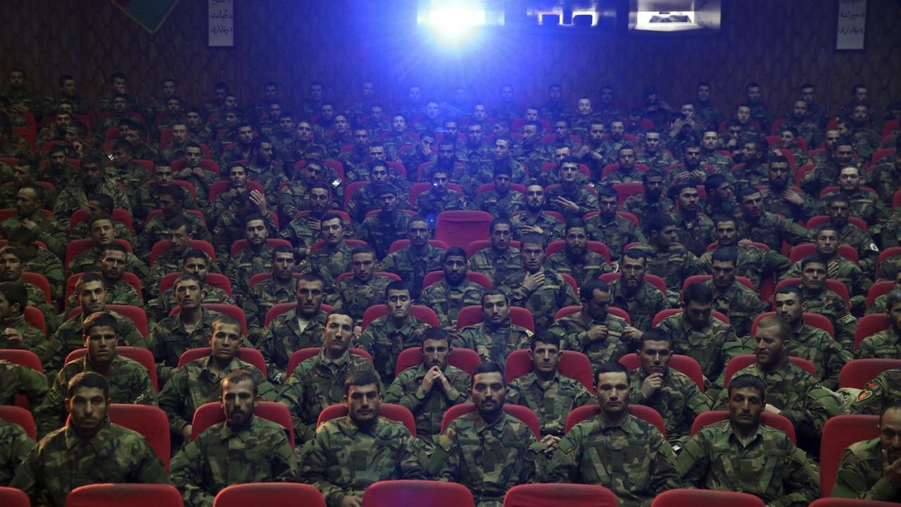 Absolventen der afghanischen Armee besuchen Anfang 2020 ein Kino.