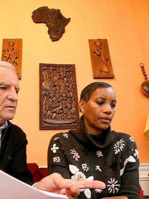Alain und Dafroza Gauthier, die wegen ihrer Verfolgung der Verantwortlichen des ruandischen Völkermordes von 1994 den Spitznamen "die Klarsfelds von Ruanda" tragen, in ihrem Büro in Reims im Nordosten Frankreichs. 