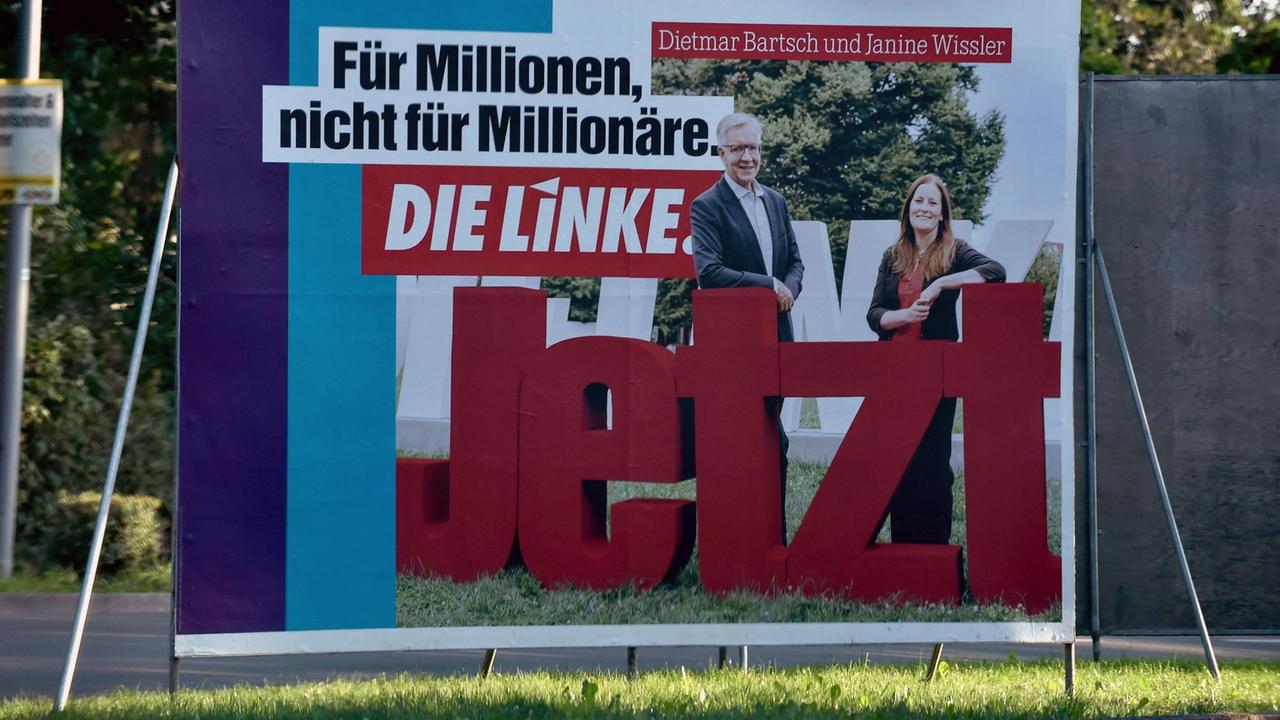 „Für Millionen, nicht für Millionäre — JETZT“ steht auf einem Wahlplakt der Linken.