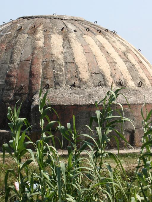 Alter militärischer Bunker nahe den antiken Ruinen von Apollonia, aufgenommen am 20.09.2009. Tausende dieser Beton-Bunker und Schutzräume aus der kommunistischen Ära finden sich noch heute in allen Landesteilen, der Diktator Enver Hoxha ließ aus Angst vor der NATO rund 700.000 solcher pilzförmigen Bunker mit Schießscharte in allen Landesteilen an strategisch wichtigen Punkten errichten.