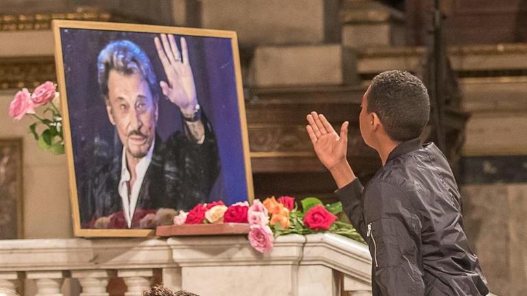 Ein Fan beim Johnny-Hallyday-Gedenk-Gottesdienst in der Kirche "la Madeleine" in Paris, anlässlich Johnny Hallidays 75. Geburtstag am 15. Juni 2018.