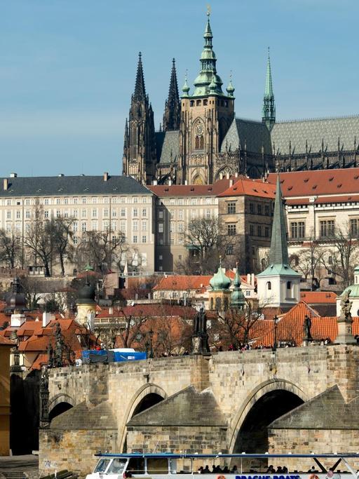 Blick auf die Karlsbrücke mit der Prager Burg und dem Veitsdom