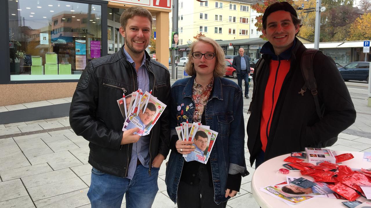 Drei junge SPD-Wahlkämpfer vor ihrem Stand