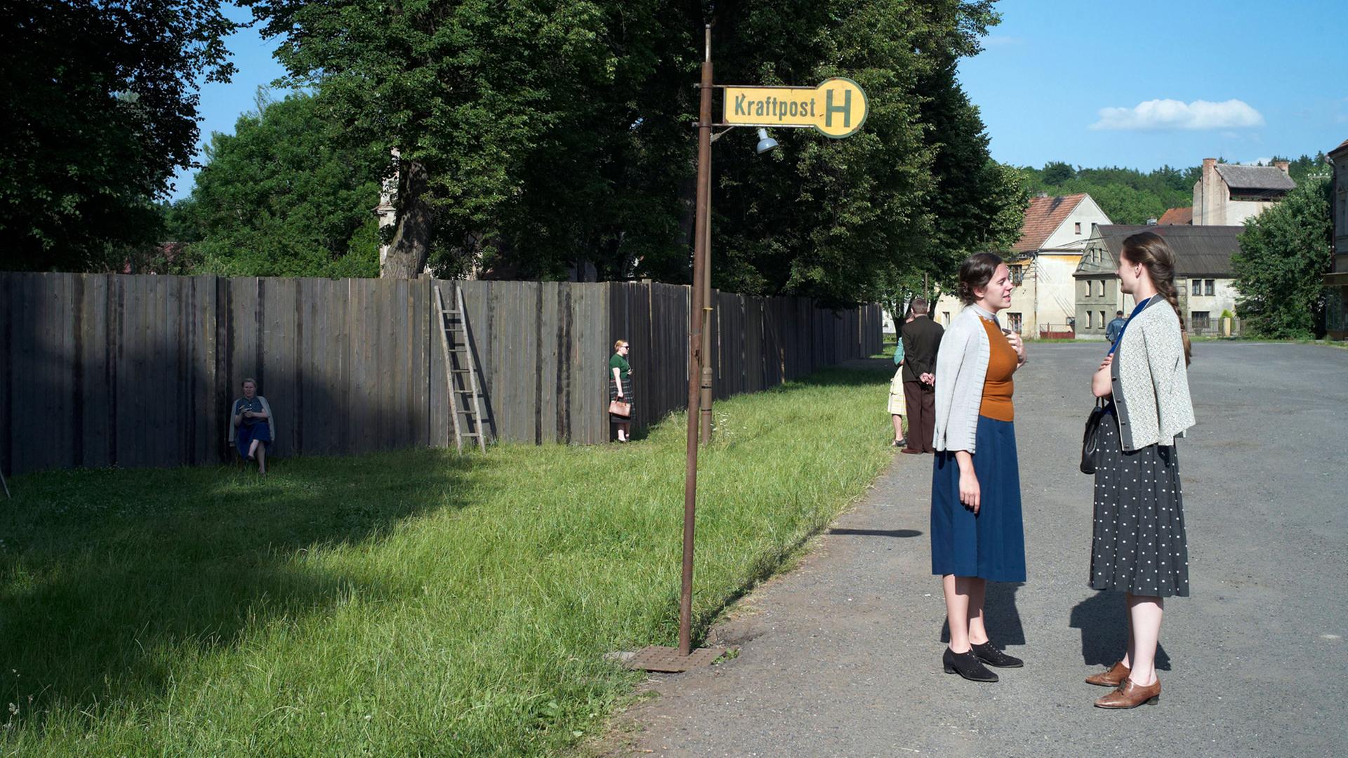 Komparsen stehen in Besno, Tschechien, am Set des historischen ZDF-Dreiteilers "Tannbach". Komparsen stehen in Besno, Tschechien, am Set des historischen ZDF-Dreiteilers "Tannbach".