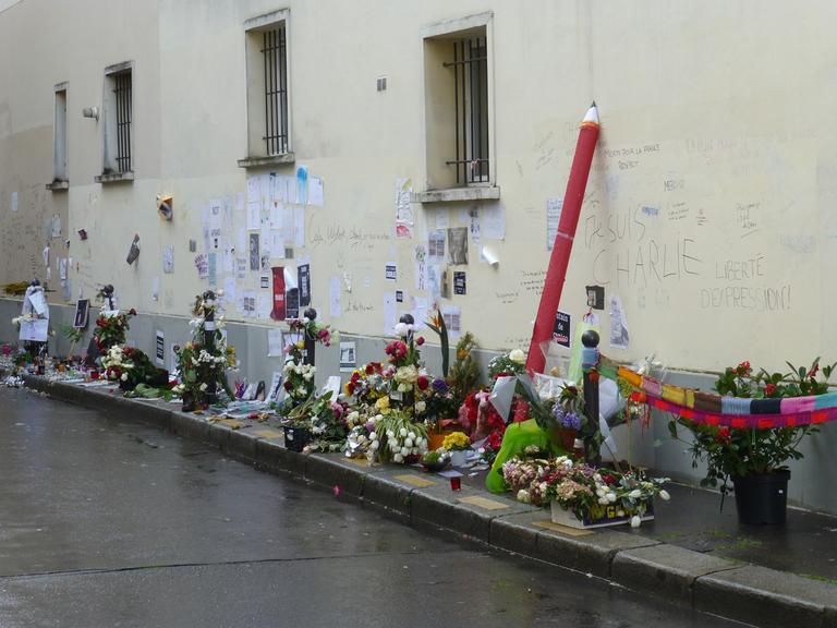 In der Nähe des Ortes, wo bis zum Anschlag die Redaktion von "Charlie Hebdo" arbeitete, zeigen Menschen immer noch ihre Anteilnahme.
