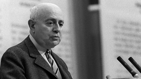 Der Soziologie-Professor Theodor Adorno am 28.05.1968 bei einer Veranstaltung gegen die Notstandsgesetzgebung im Großen Sendesaal des Hessischen Rundfunks in Frankfurt am Main bei seinem Vortrag.