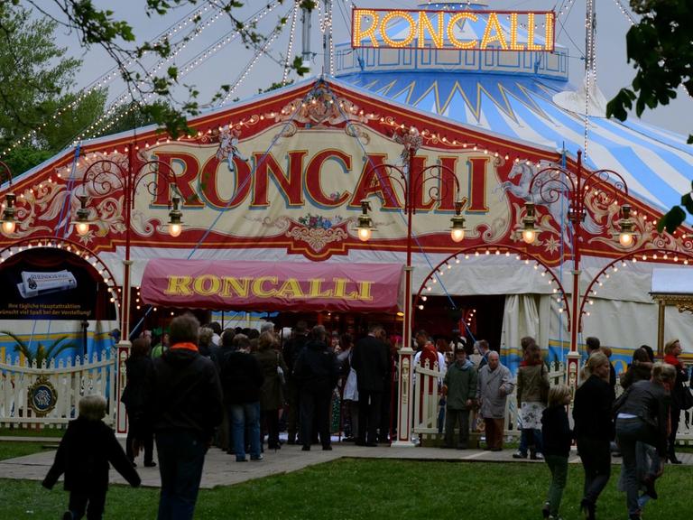 Besucher gehen am 10.05.2012 in das Zelt vom Circus Roncalli