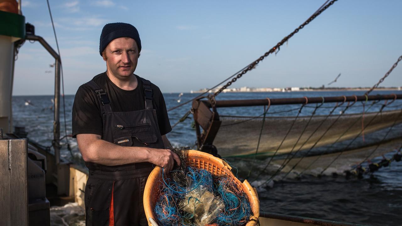 Der Fischer Carsten Noormann auf seinem Boot.