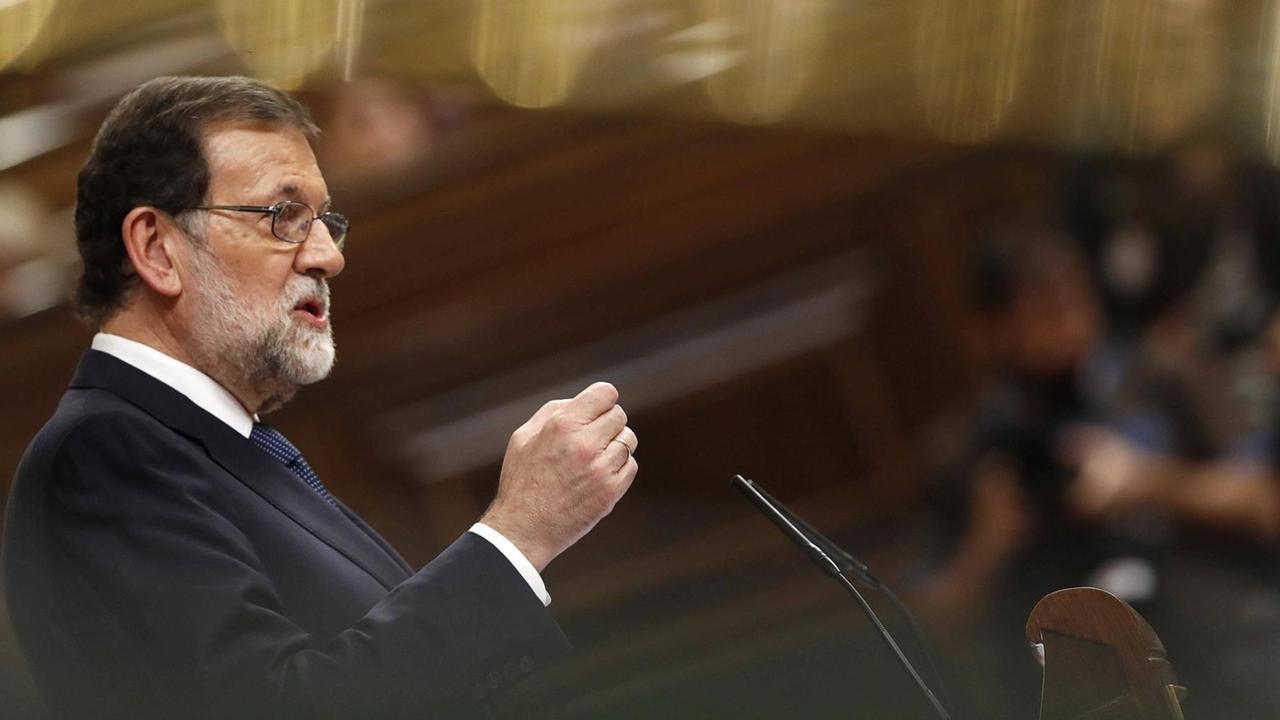 Spaniens Ministerpräsident spricht vor dem Parlament in Madrid.