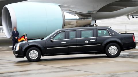 Eine Limousine fährt an einem Flugzeug vor