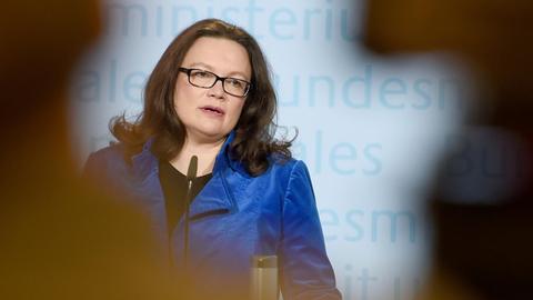 Die Bundesministerin für Arbeit und Soziales, Andrea Nahles (SPD), kommt am 01.02.2016 in Berlin zu einer Pressekonferenz.