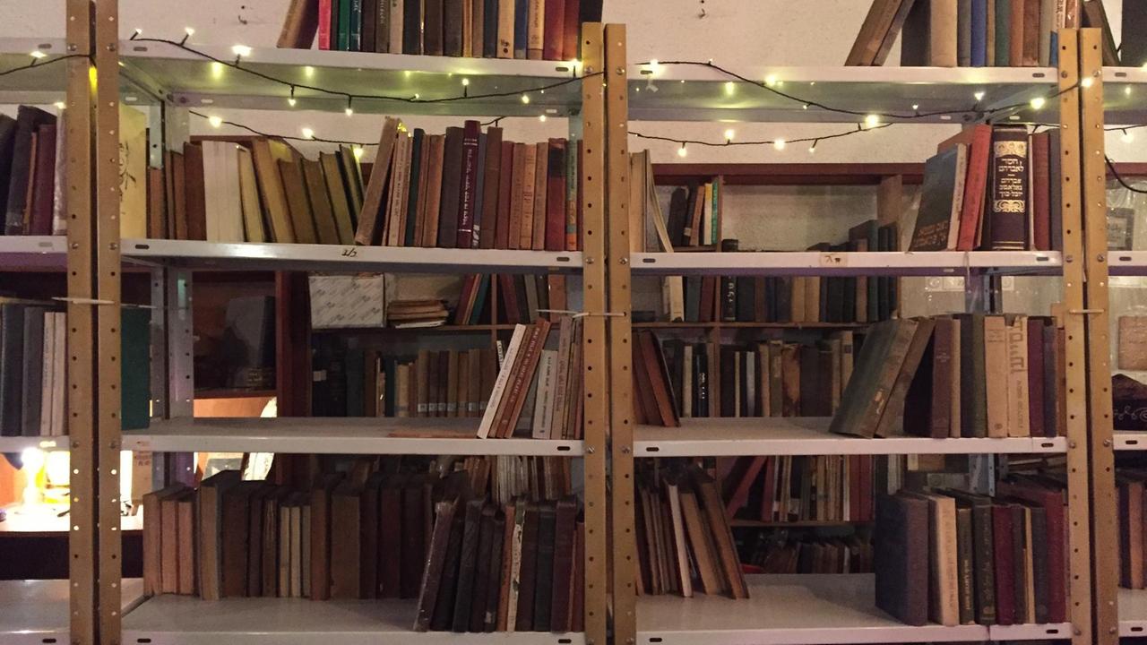 Ein Bücherregal in Mendy Cahans Archiv