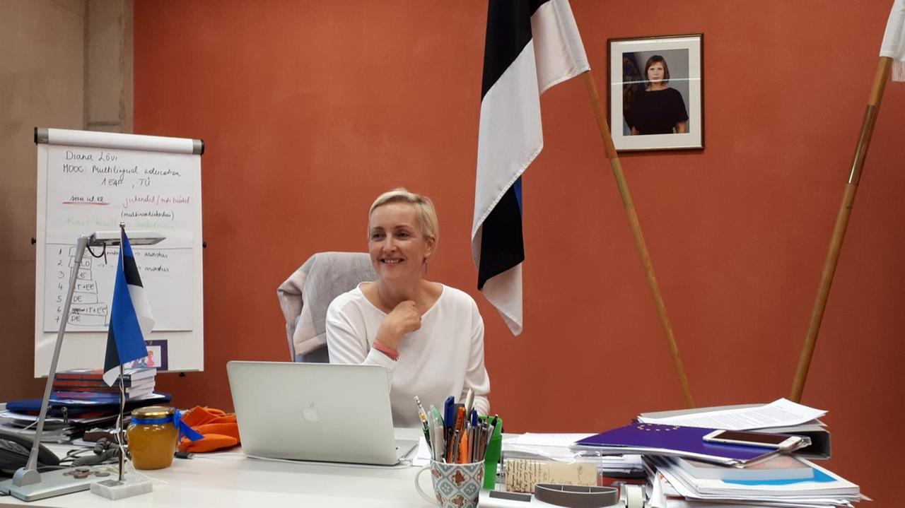 Kristina Kallas von der Hochschule in Narva in ihrem Büro.