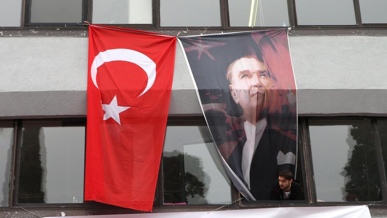 Am Sitz der Zeitung "Cumhuriyet" in Istanbul ist eine türkische Flagge und ein Bild des Gründers der modernen Türkei, Atatürk, zu sehen.