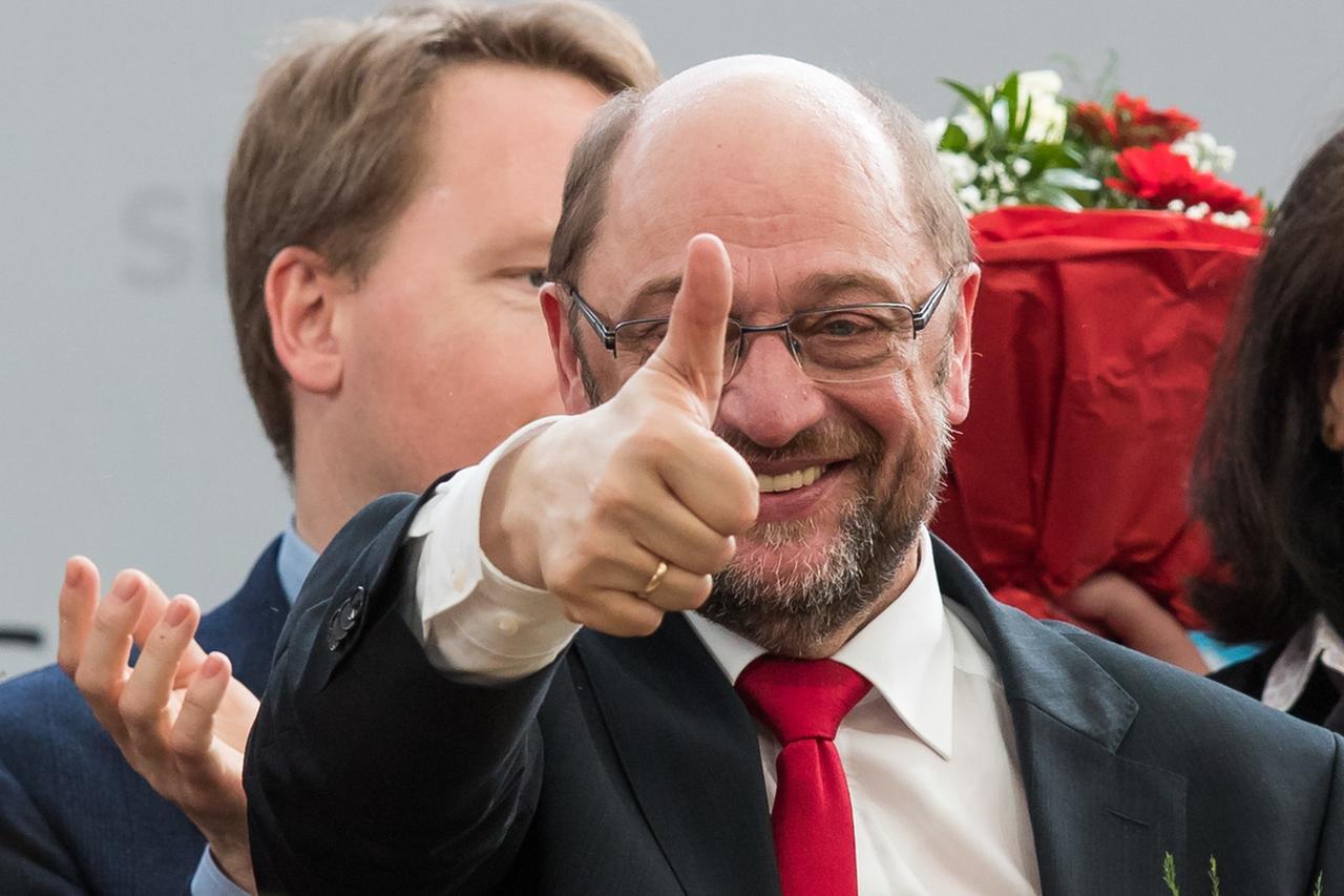 Der Kanzlerkandidat der SPD, Martin Schulz, hebt in Vilshofen nach seiner Rede beim Politischen Aschermittwoch seinen Daumen hoch. Der Kanzlerkandidat der SPD, Martin Schulz, hebt in Vilshofen nach seiner Rede beim Politischen Aschermittwoch seinen Daumen hoch.