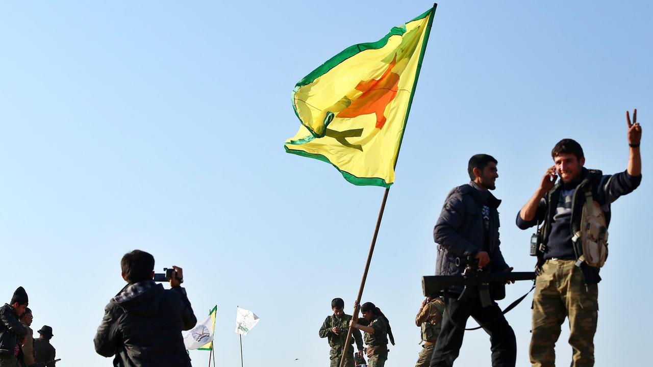 Kämpfer der kurdischen Volksverteidigungseinheiten (YPG) feiern die Rückeroberung Kobanes.