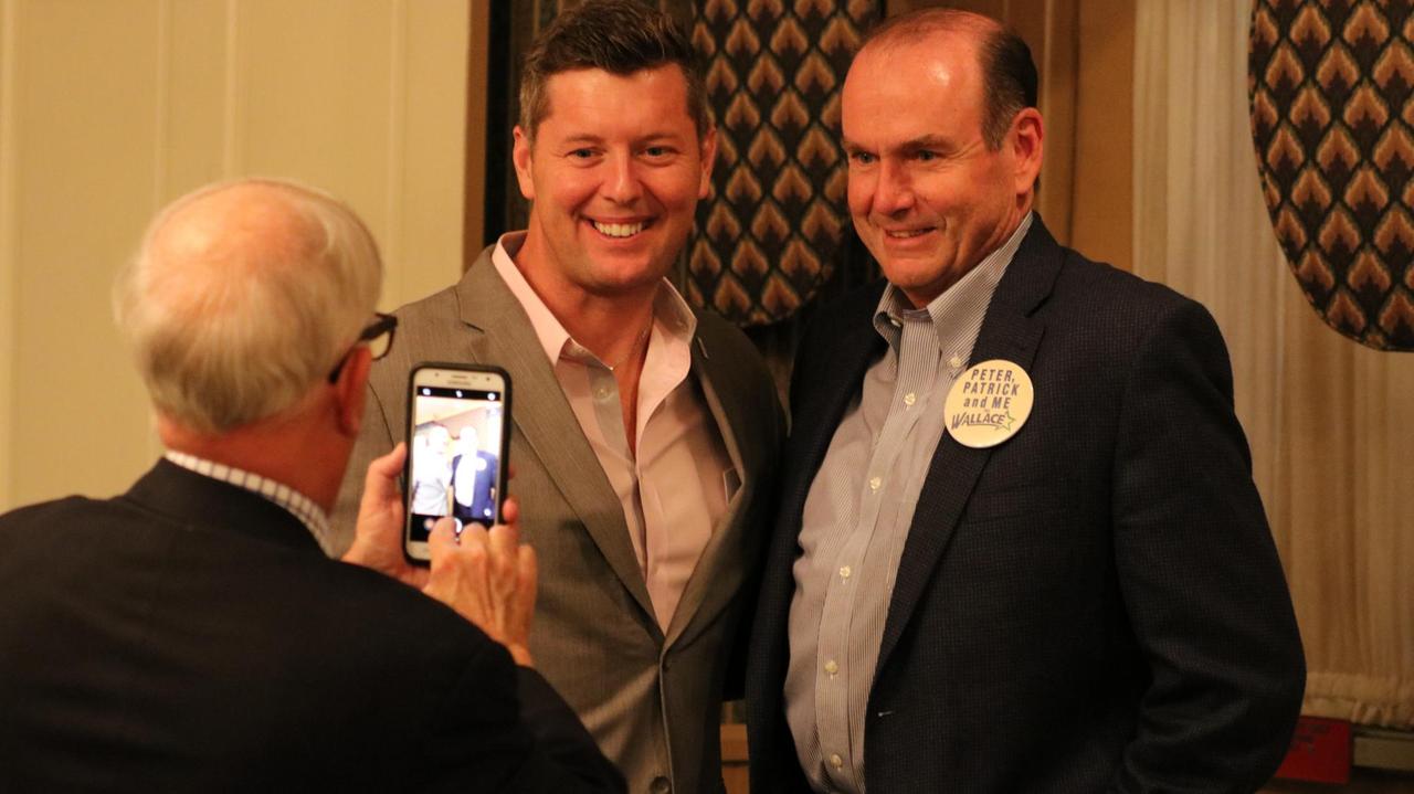 Scott Wallace kandidiert für die Demokraten in Pennsylvania. Hier lässt er sich fotografieren mit einem Unterstützer.