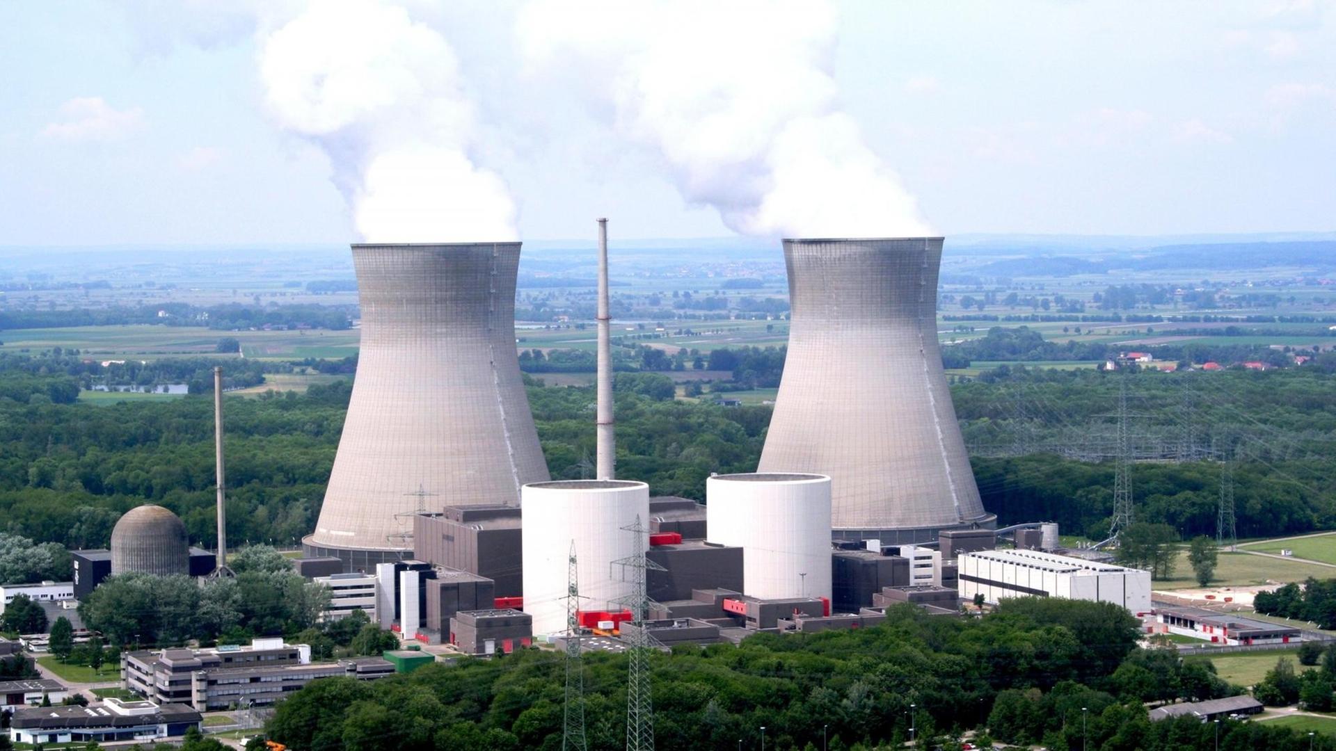 Das Atomkraftwerk Grundremmingen mit seinen großen Kühltürmen in einer Luftaufnahme.
