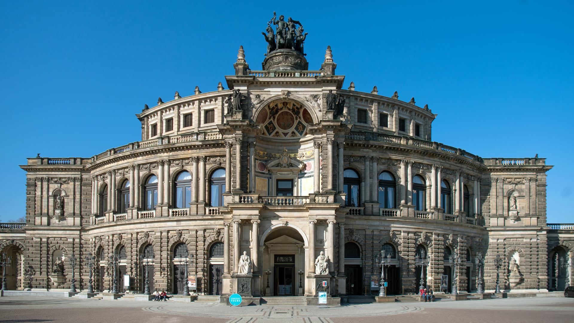Die Semper-Oper in Dresden ist ein altes Gebäude.