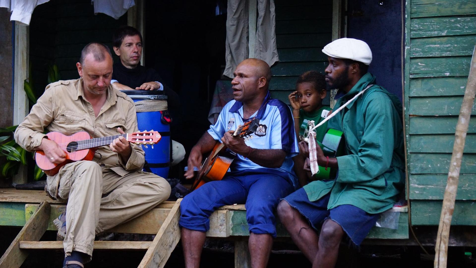  Kai-Uwe Kohlschmidt musiziert mit Bewohnern von Mindik in Papua-Neuguinea.