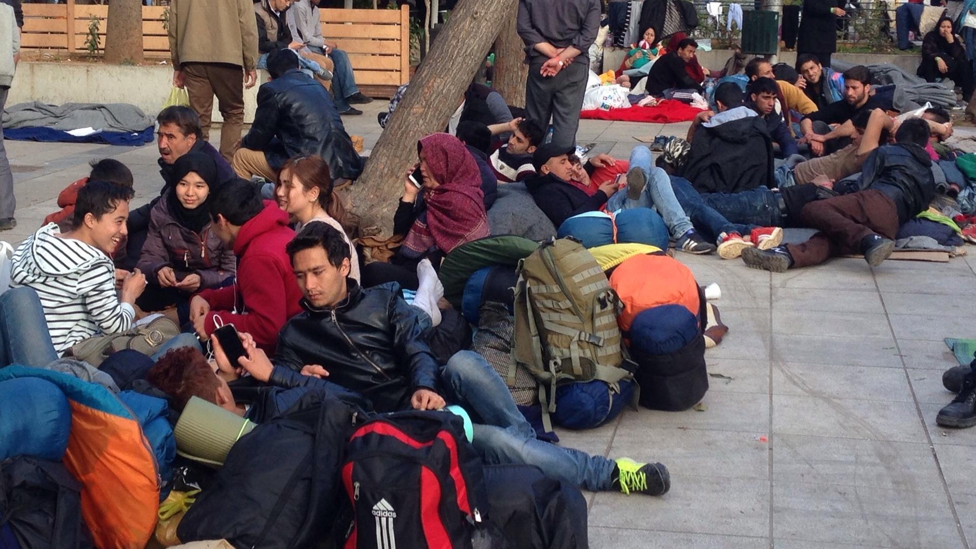 Am Athener Viktoria-Platz liegen Hunderte Flüchtlinge auf Decken oder sitzen auf den Parkbänken.