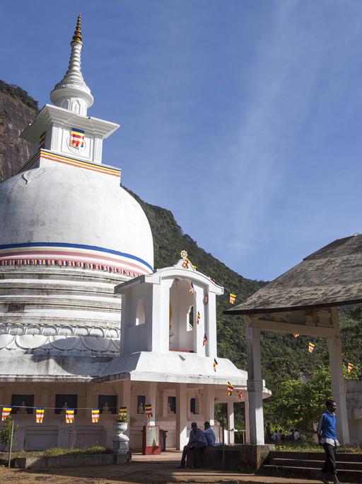 Ein buddistischer Tempel an der Route zum Adam's Peak, Sri Lanka