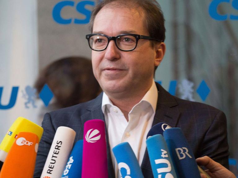 CSU-Landesgruppenchef Alexander Dobrindt spricht in der Parteizentrale in München am 15.1.2018 mit Journalisten.