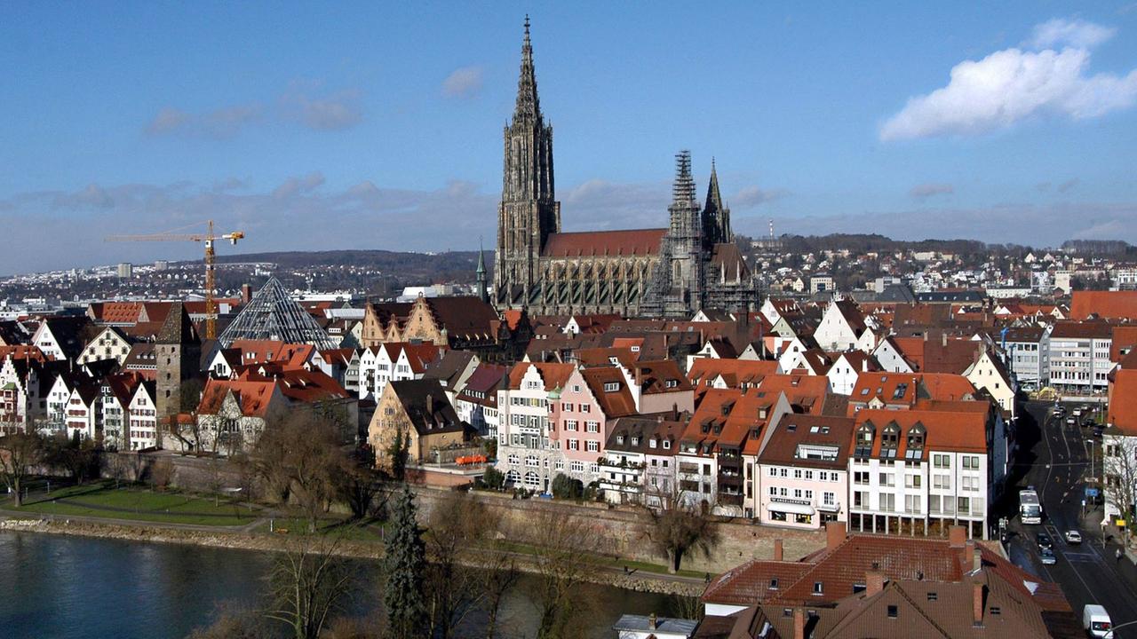 Die Stadtansicht von Ulm wird vom Ulmer Münster dominiert.