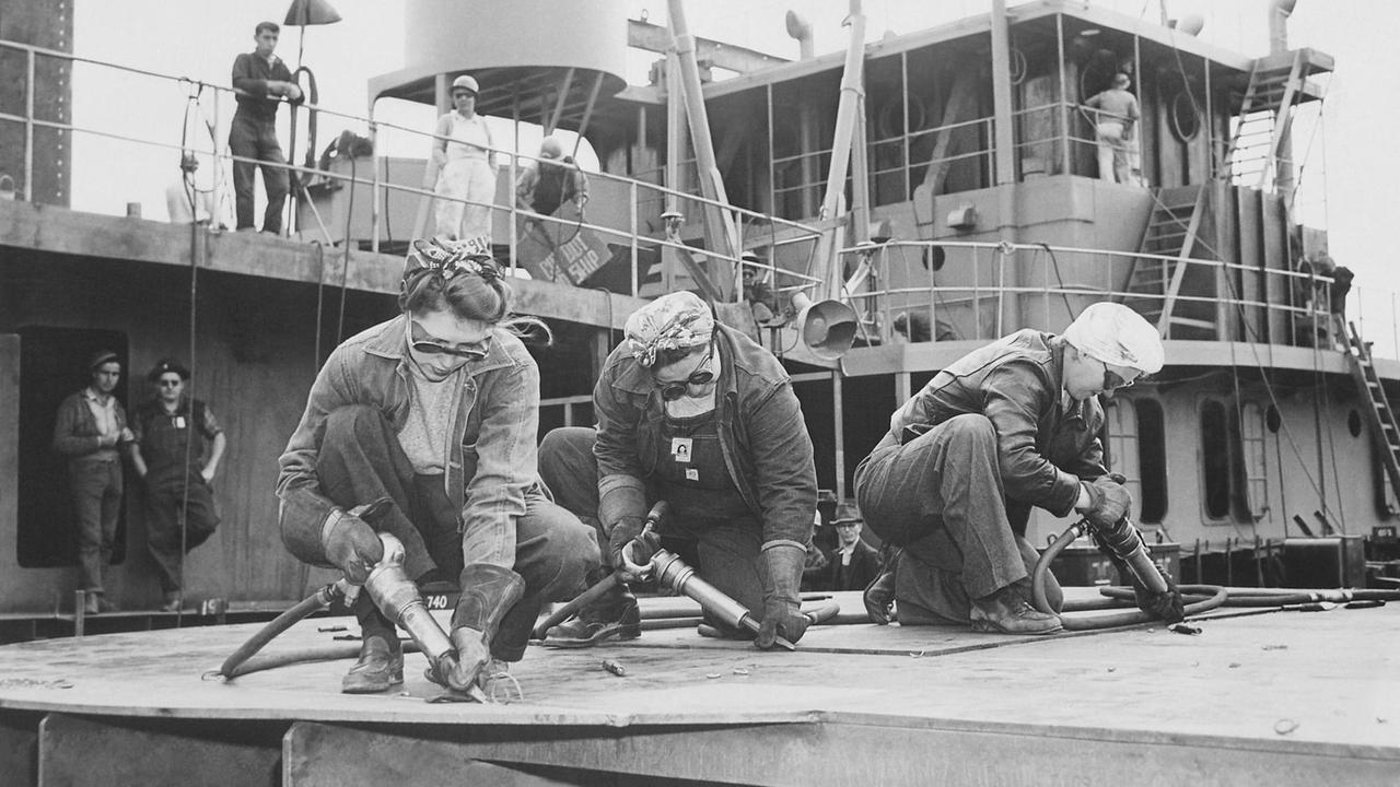 Drei Frauen arbeiten 1942 auf einer Schiffswerft.