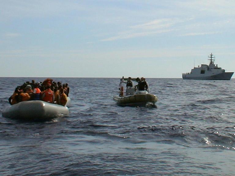 Flüchtlingstransport der italienischen Marine vor der Insel Lampedusa