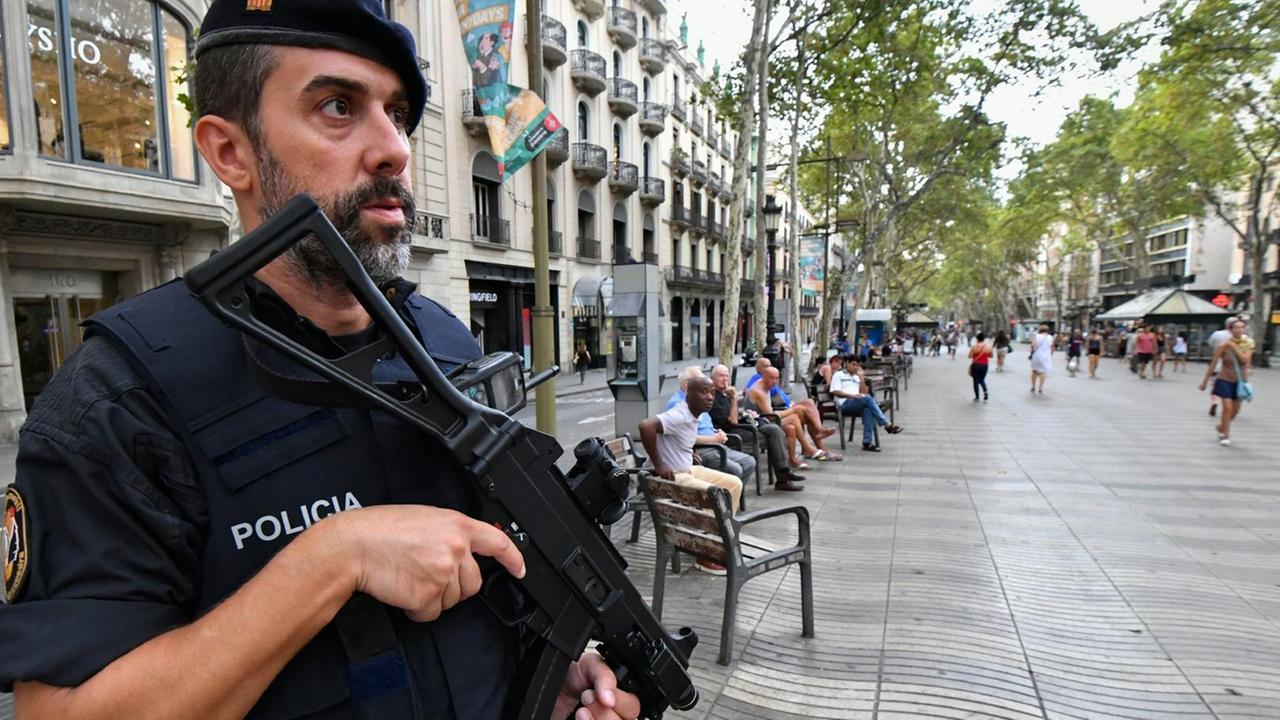 Die Polizei in Spanien sucht nach einem neuen Hauptverdächtigen im Zusammenhang mit den Terroranschlägen von Barcelona und Cambrils (19.8.2017).