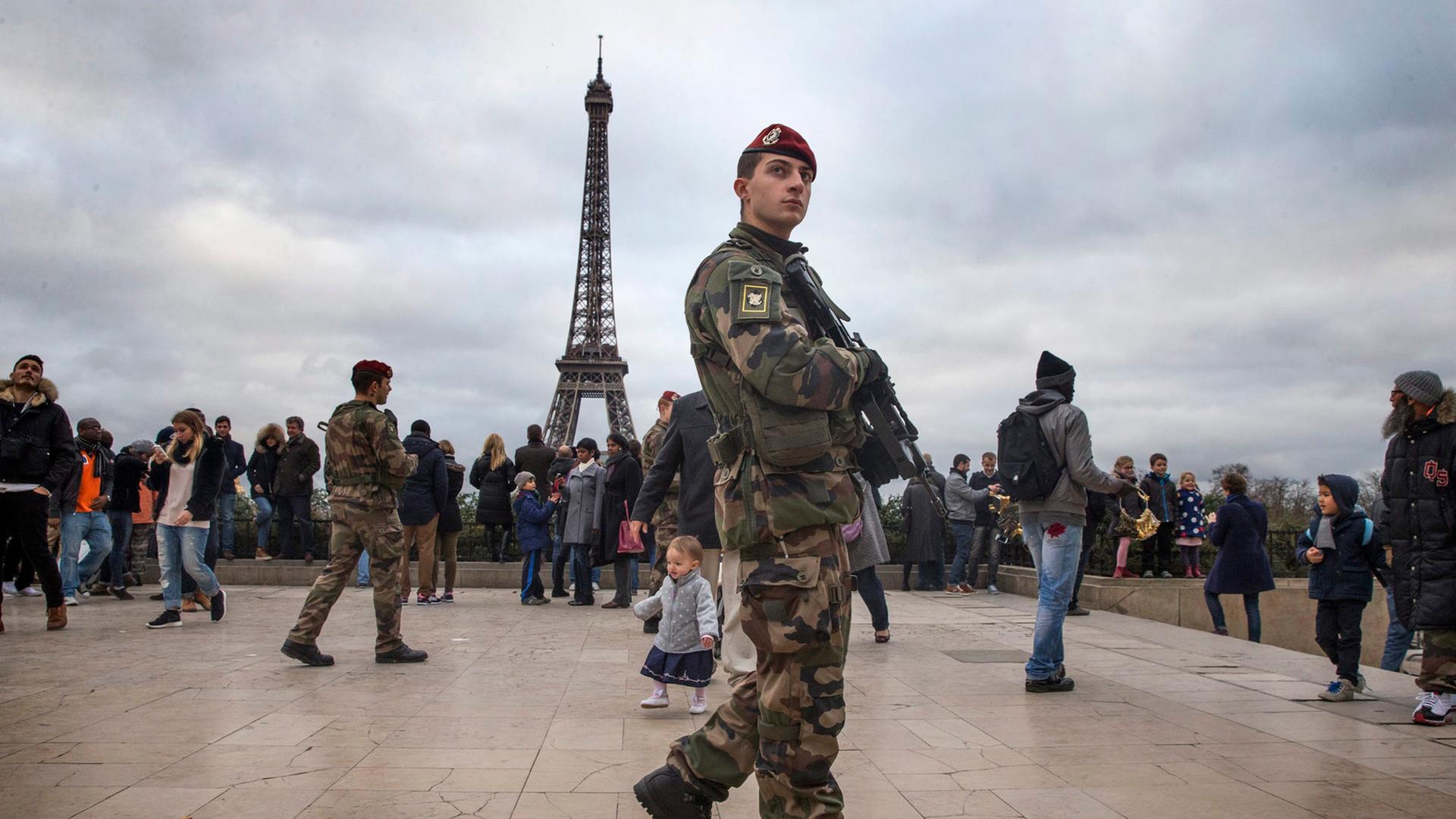 Ein französischer Soldat patroulliert am 23. Dezember 2014 vor dem Eiffelturm in Paris