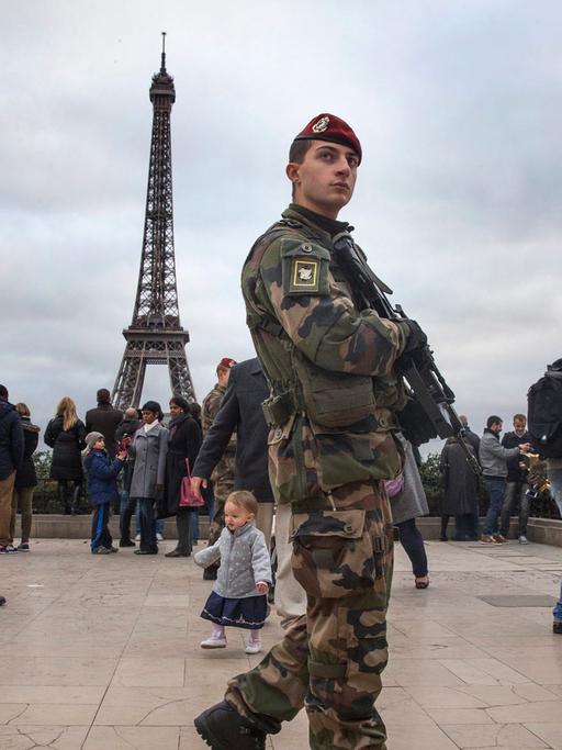 Ein französischer Soldat patroulliert am 23. Dezember 2014 vor dem Eiffelturm in Paris