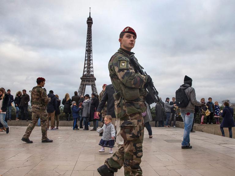 Ein französischer Soldat patroulliert am 23. Dezember 2014 vor dem Eiffelturm in Paris