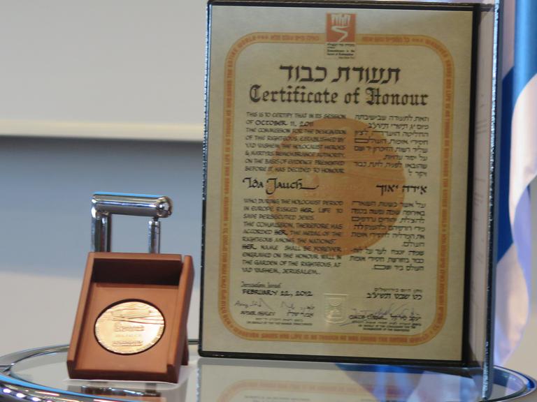 Die Urkunde und Medaille für Ida Jauch, die als "Gerechte unter den Völkern" ausgezeichnet wurde.