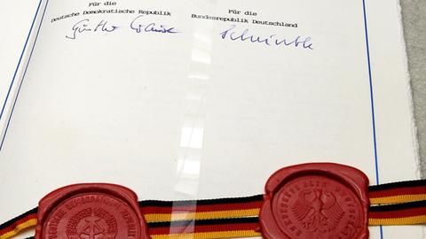 Der Einigungsvertrag liegt am Dienstag (31.08.2010) zu Beginn einer Festveranstaltung zum 20. Jahrestag der Unterzeichnung des Einigungsvertrages in Berlin in einer Vitrine aus.