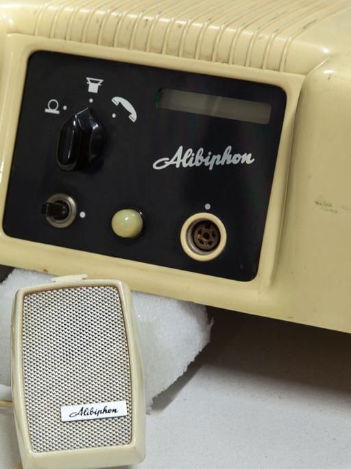 Das Alibiphon von ca. 1957 war einer der ersten Anrufbeantworter. Das Mikrofon diente zum Aufnehmen der Ansage.