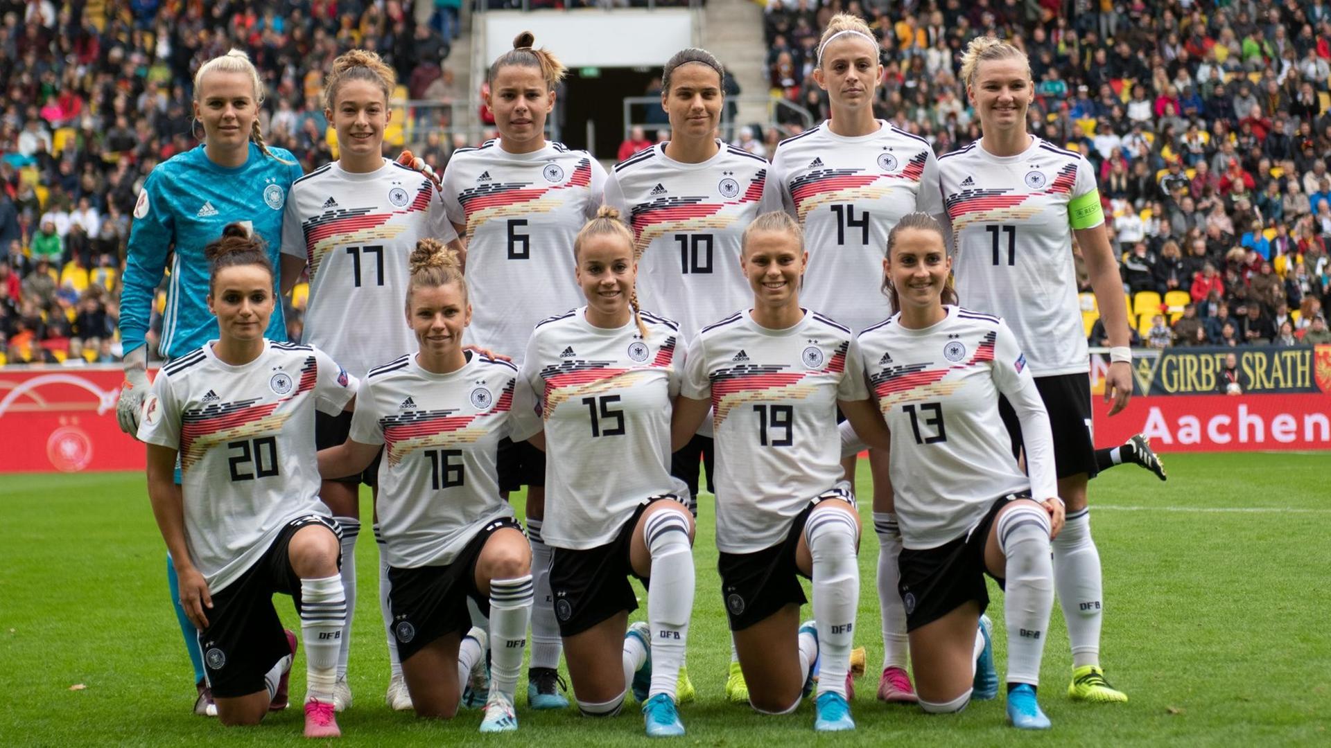 Ein Gruppen-Bild von einem Teil der Frauen-Fußball-National-Mannschaft.