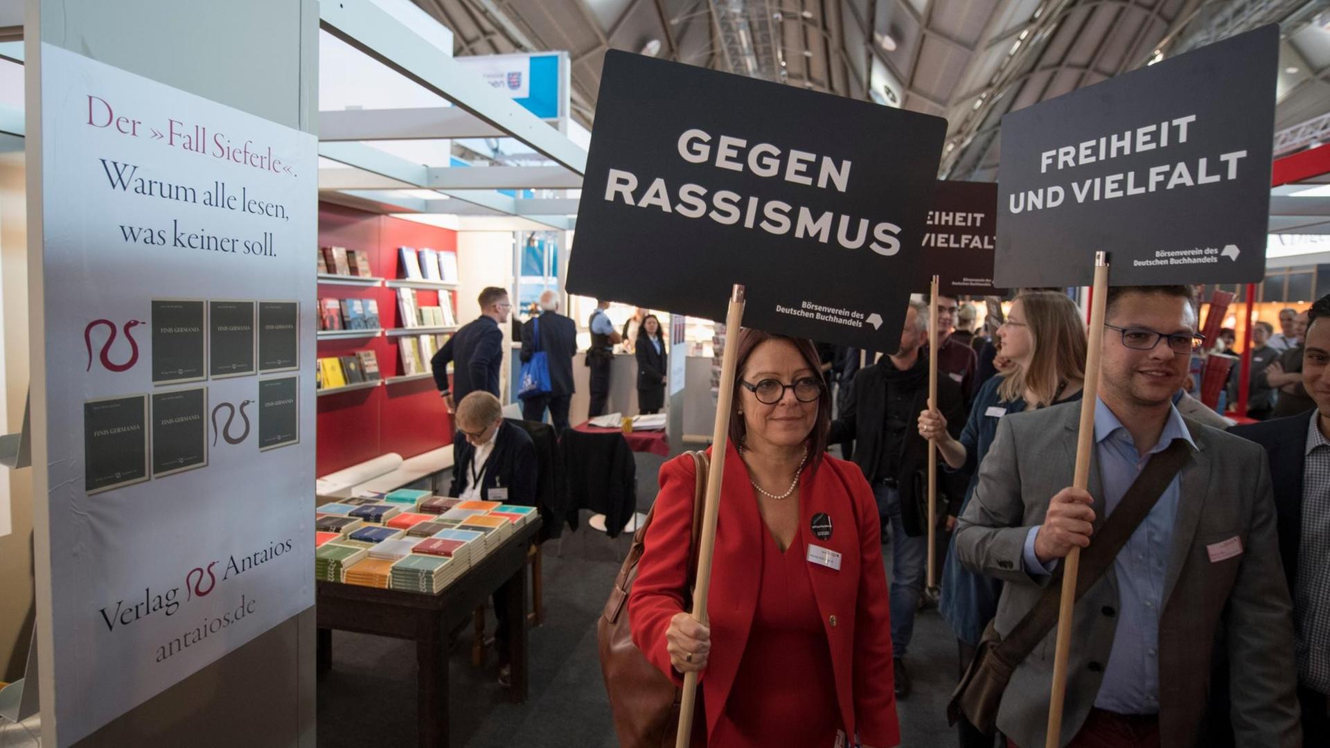 Proteste auf der Frankfurter Buchmesse gegen den rechtsgerichteten Antaios Verlag.