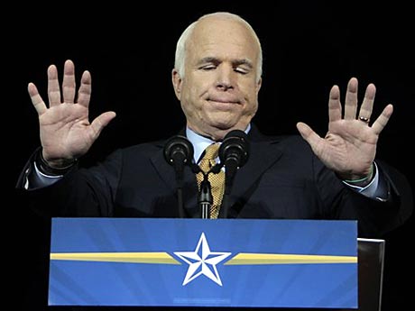 John McCain spricht nach der verlorenen Wahl in Phoenix, Arizona, zu seinen Anhängern.